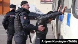 Орусия. Мигранттарды текшерүү.