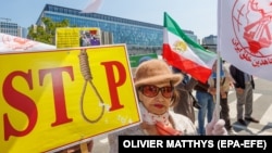 Іранські біженці мітингують проти страт в Ірані перед будівлею Комісаріату у справах біженців у Брюсселі, Бельгія, 1 червня 2023 року