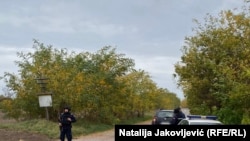 Сербия менен Венгриянын чек арасындагы мигранттар атышкан аймакты полиция кызматкери курчады. 27-октябрь, 2023-жыл. 