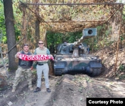 Матеуш Водзінський з Радославом Сікорський (теперішнім міністром закордонних справ Польщі). Донбас, 2023