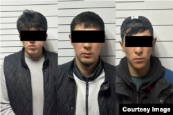 Подозреваемые в избиении курьеров. Фото МВД КР.