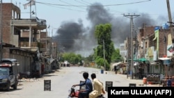 طاهر نواز یک مقام پولیس گفت که حمله در منطقه بنو در ایالت خیبر پختونخوا رخ داد و عملیات اکنون پایان یافته است.
