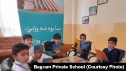 تعدادی از متعلمین یک مکتب خصوصی در کابل