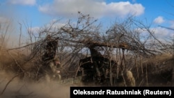 Українські військовослужбовці ведуть вогонь з гаубиці Д-20 по позиціях російських військ в Донецькій області, Україна, 11 березня 2024 року