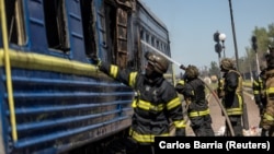 Пошкоджений російським ударом вагон пасажирського поїзда в Херсоні, 3 травня 2023 року