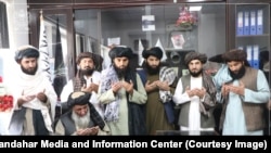 عکس از جریان معرفی ملا محمد آدم مسلم به حیث رئیس ریاست صحت عامه ولایت قندهار.
