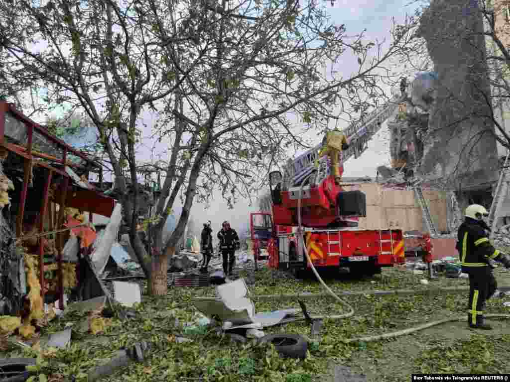 На фото, отриманому з соціальних мереж, зафіксовано наслідки ракетного удару по Черкасах &nbsp;