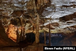 Пещера вблизи села Гадиме в Косово популярна среди туристов благодаря многочисленным сталактитам и другим потрясающим геологическим образованиям, обнаруженным в ее известняковых породах. Фото сделано в марте. Автор: Экрем Фазлиу, балканская редакция «Азаттыка».