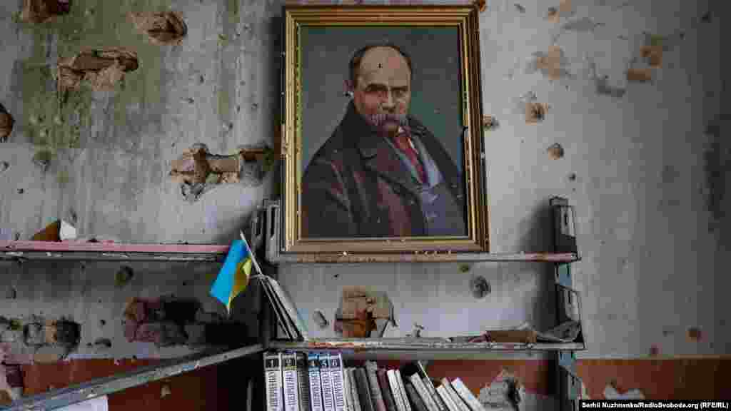 Բլահոդատնեի մշակույթի տան գրադարանն է. Ուկրաինացի բանաստեղծ, գրող և քաղաքական գործիչ Տարաս Շևչենկոյի դիմանկարը վնասվել է փամփուշտներից։ &nbsp;