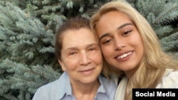 Өзбекстандын мурдагы президенти, маркум Ислам Каримовдун жубайы Татьяна Каримова небереси Иман менен. Татьяна Каримованын Инстаграм баракчасынан алынган сүрөт. 