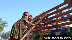 یک طفل مهاجر افغان که برای ترک پاکستان و رفتن به افغانستان آماده میشود