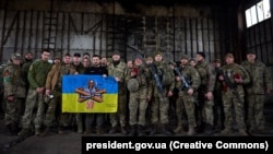 Президент України Володимир Зеленський під час відвідин передових позицій українських військових на Бахмутському напрямку на Донеччині, 22 березня 2023 року