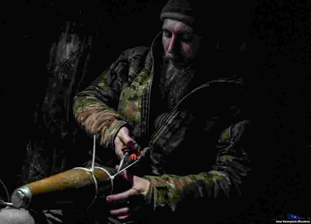 Подготовка взрывчатки для управляемого беспилотника-камикадзе, который будет направлен на российские позиции возле Бахмута, 12 декабря 2023 года. По оценкам американских официальных лиц, Вооружённые силы Украины теряют до 10 тысяч дронов в месяц, в основном из-за российских систем глушения связи&nbsp;