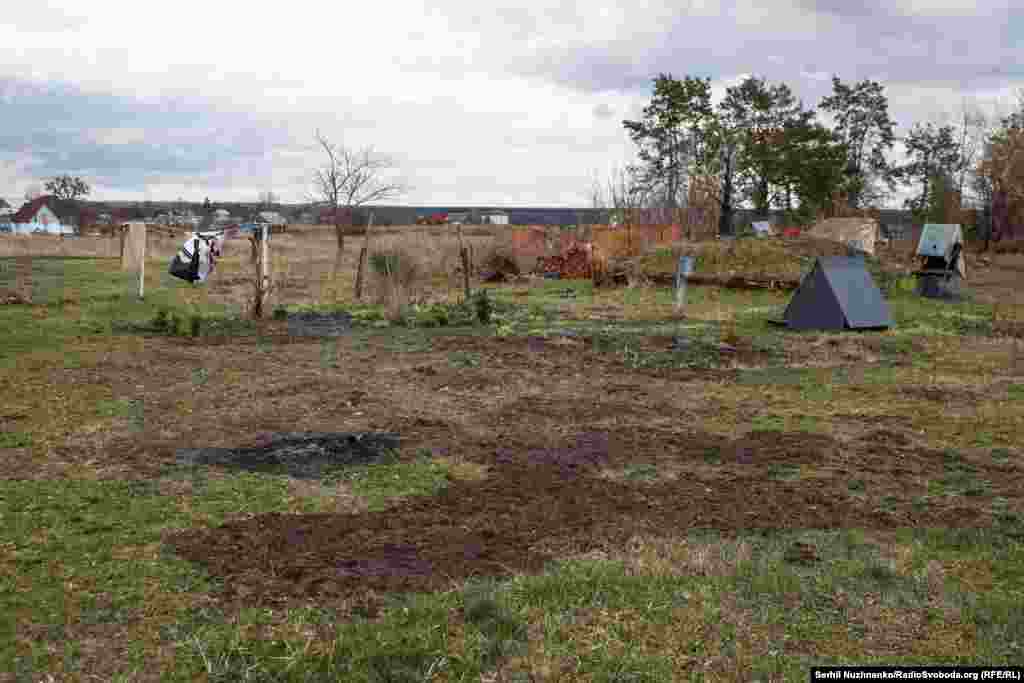 Знищені обстрілами будинки у селі Підгайне, що на Київщині. Березень 2022 року / Станом на березень 2024 року зруйновані будинки розчистили. У обійстях, куди повернулися місцеві жителі, встановили модульні будинки