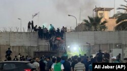 حمله معترضان خشمکین به سفارت سویدن در بغداد 