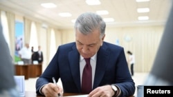 Шавкат Мирзиеёв добуш берип жатат.