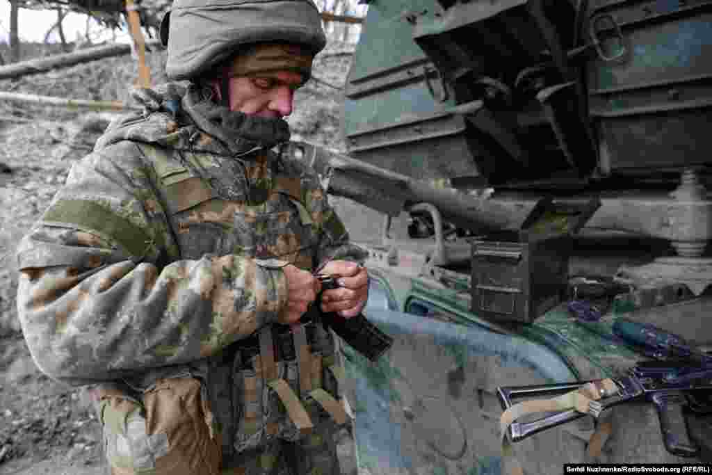 Костянтин працював на металургійному підприємстві на Дніпропетровщині. По відеозв&#39;язку йому телефонує мама і вітає з днем народженням. &laquo;Дякую, я трохи зайнятий&raquo;,&nbsp; &ndash; відповідає він, продовжуючи заряджати магазин автомата. Йому сьогодні &ndash; 46 років