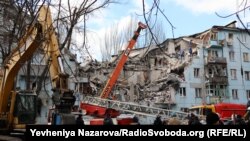 Зруйнований в результаті російського ракетного удару будинок в Запоріжжі, березень 2023 року