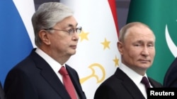 Президент России Владимир Путин и президент Казахстана Касым-Жомарт Токаев во время саммита лидеров Содружества Независимых Государств (СНГ) в Астане, 14 октября 2022 г.