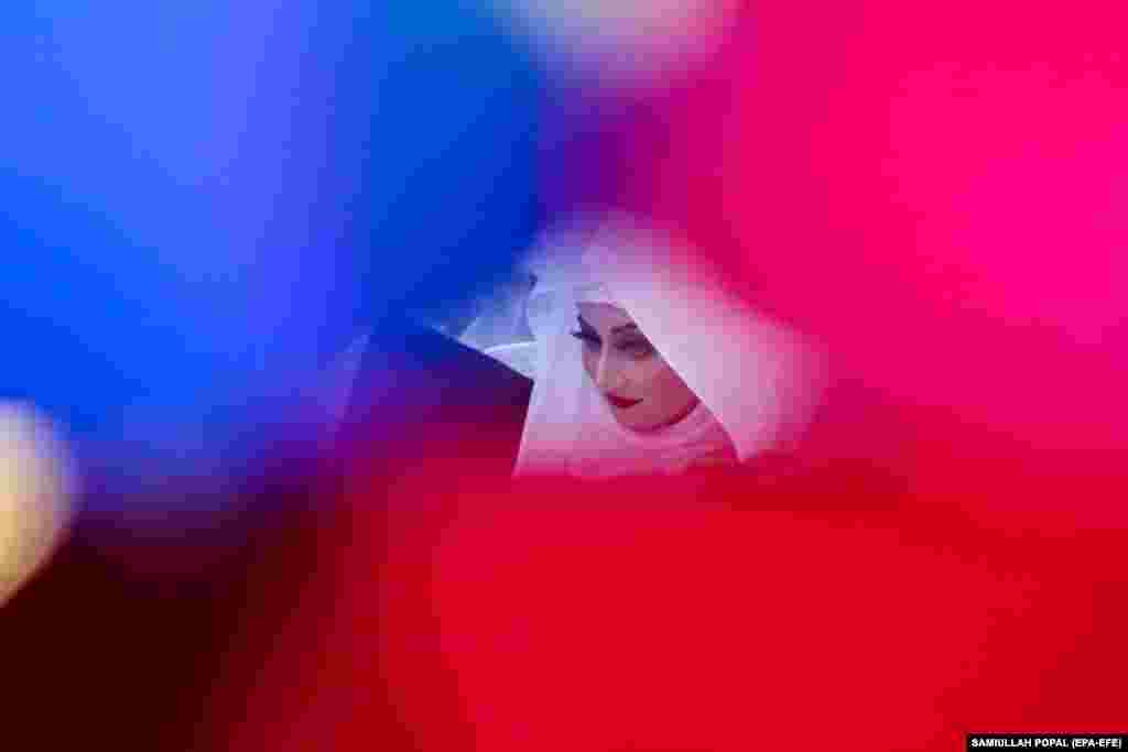 Iýul aýynda Kabulda bir gelin toý etmäge maddy mümkinçiligi bolmadyk maşgalalar üçin geçirilýän köpçülikleýin toý dabarasyna gatnaşýar. &quot;Talybanyň&quot; dini polisiýasy toý zallarynyň eýelerine saz aýtdyrmakdan we Yslamyň kararlaryna ters gelýän hereketlerden saklanmagy buýurdy. &quot;Talyban&quot; aýdym-sazy Yslam dininiň taglymatlaryna garşy hasaplaýar.