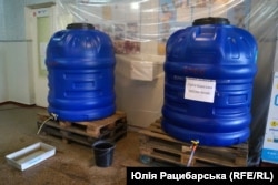 Після руйнування Каховської ГЕС у Нікополі проблеми з водою. Питну воду роздають із ємностей у школі