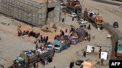 کاروان لاری های که مهاجرین اخراج شده افغان را از پاکستان به افغانستان انتقال می دهد 