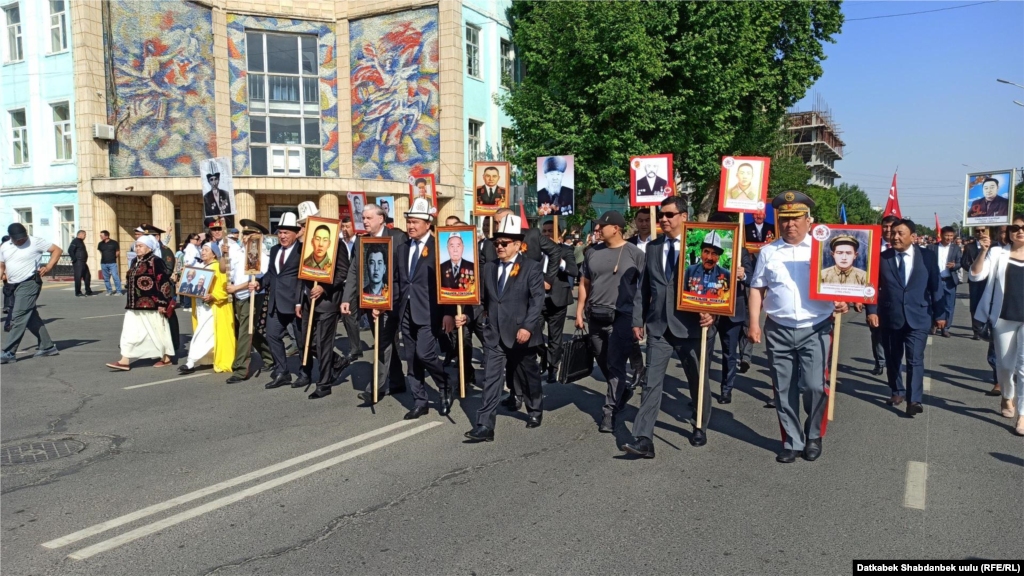 Ош шаарында Экинчи дүйнөлүк согуштагы Жеңиш күнүнө арналган &quot;Өлбөс полк&quot; жүрүшү&nbsp; Баялинов көчөсүнөн Борбордук аянтка чейин болду.&nbsp;