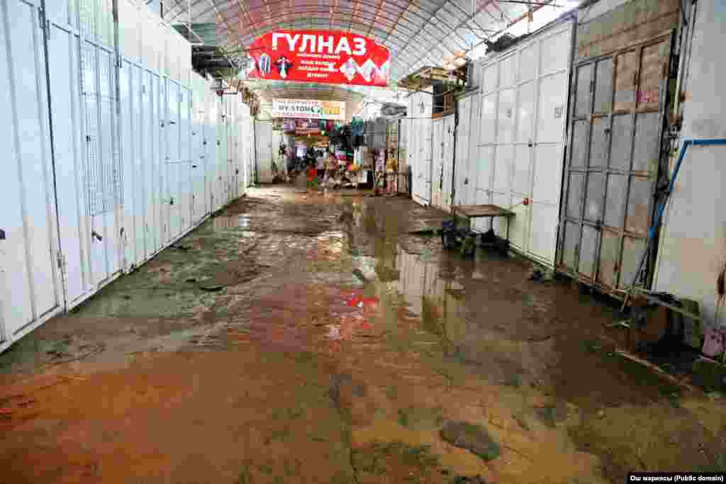 На центральном рынке города Ош находится 842 контейнера, из них затоплено 785 контейнеров, сообщили в мэрии