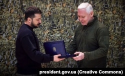 Президент України Володимир Зеленський вручає меру Харкова Ігорю Терехову (праворуч) відзнаку «Місто-герой України». Харків, 22 березня 2023 року