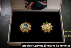 Найвищі державні нагороди уряду Чеченської Республіки Ічкерія у вигнанні – орден «Честь Нації» та орден імені Джохара Дудаєва, які отримав президент України Володимир Зеленський. Київ, 12 квітня 2023 року