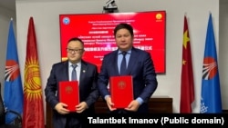 "Орто Азия энергетикалык компаниясынын" өкүлү жана Инвестициялар боюнча улуттук агенттиктин башчысы Талантбек Иманов макулдашууга кол койгон соң. 2-июль, 2024-жыл.
