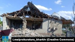 Також обстріл пошкодив приватні домоволодіння та господарчі будівлі в селі