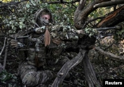 Снайперка 3-ї окремої десантно-штурмової бригади ЗСУ займає позицію під час розвідувальної операції. Околиця Бахмуту, 7 вересня 2023 року