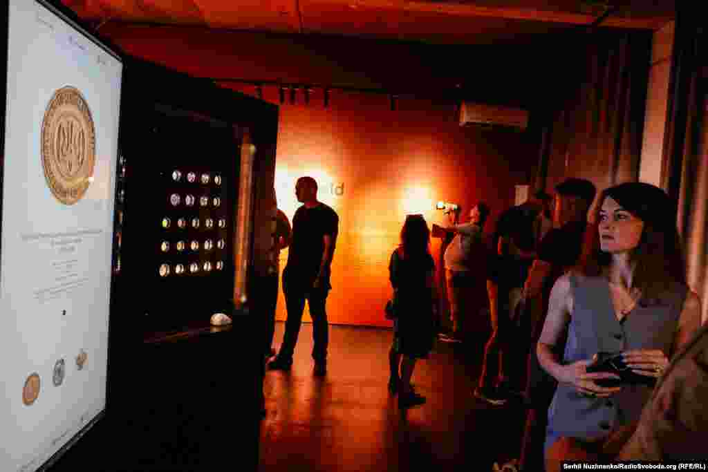 На виставці показані стародавні монети із зображенням Тризуба і описані факти з історії символу