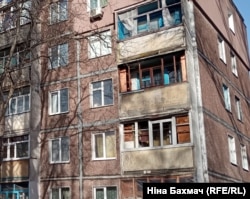 Багатоповерхівка, яка постраждала під час прильоту в березні 2022 року