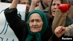 На митинге в память о жертвах сталинской депортации вайнахов. Ингушетия, 2000 г. Иллюстративная фотография