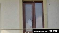 Անհայտ անձը քարով հարվածել է հրեական կրոնական կենտրոնի պատուհանին ու կոտրել այն։