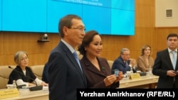 Каракат Абден после получения удостоверения депутата мажилиса из рук председателя Центизбиркома Нурлана Абдирова. Астана, 28 марта 2023 года