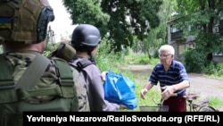 Доставки гуманітарної допомоги місцевим жителям «Капеланським батальйоном Маріуполь». Велика Новосілка, Донецька область