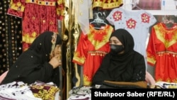 دو تن از زنان تجارت پیشه در هرات که محصولات خود را در نمایشگاه به نمایش گذاشته اند