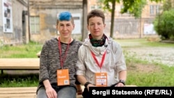 Українські квір-активісти Тоня (Тон) Мельник (праворуч), Маша Равлик Лук'янова (ліворуч) на фестивалі UNLOCK у Празі