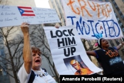 Манхэттендеги соттун алдында Трампка каршы чыккан демонстранттар. 4-апрель, 2023-жыл.