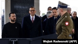 Президент України Володимир Зеленський і прем’єр-міністр Польщі Матеуш Моравецький (праворуч) під час покладання вінків до могили Невідомого солдата у Варшаві, 5 квітня 2023 року 