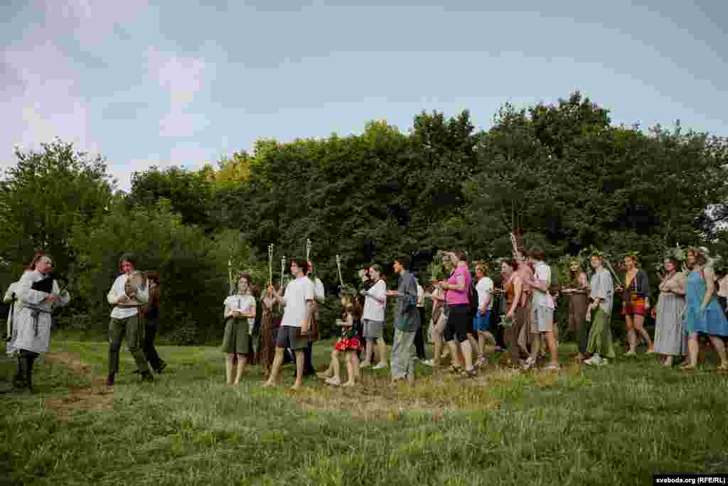 После спорных президентских выборов 2020 года в Беларуси, которые международные наблюдатели и оппозиционные группы раскритиковали как сфальсифицированные, страна была охвачена массовыми митингами. После протестов, которые были подавлены, многие граждане стали искать убежища в других странах, таких как Литва