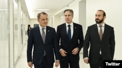 Армениянын тышкы иштер министри Арарат Мирзоян, АКШнын мамлекеттик катчысы Энтони Блинкен жана Азербайжандын тышкы иштер министри Жейхун Байрамов. 27-июнь, 2023-жыл. Вашингтон. 

