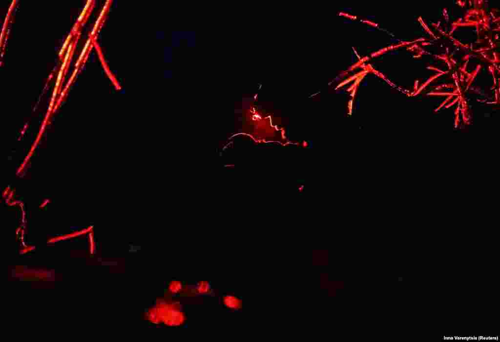 Другие солдаты управляют ещё одним дроном-камикадзе. По словам высокопоставленного украинского военного, служащие на поле боя и бронетехника могут стать объектом атак всего за несколько минут&nbsp;&mdash;&nbsp;из-за огромного количества дронов, летающих над местностью&nbsp;