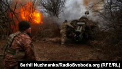 Українські військові 126-ї окремої бригади територіальної оборони на позиціях, при виявленні цілей відкривають вогонь з гаубиці Д-30 по російських силах. Херсонська область, 12 березня 2024 року