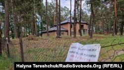 На землі, яку незаконно вилучила Брюховицька селищна рада у 2004 році, вже стоять приватні будинки