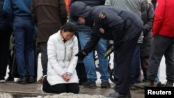  "Крокус Сити Холлдун" астында тургандар. 23-март, 2024-жыл. 