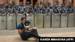 Еревандагы нааразылык акциясынын катышуучусу 
